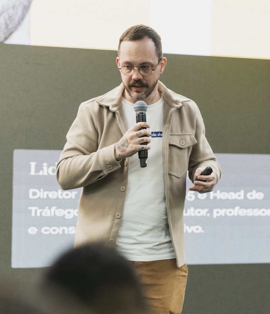 Andre Raittz palestrando, com o slide de apresentação ao fundo